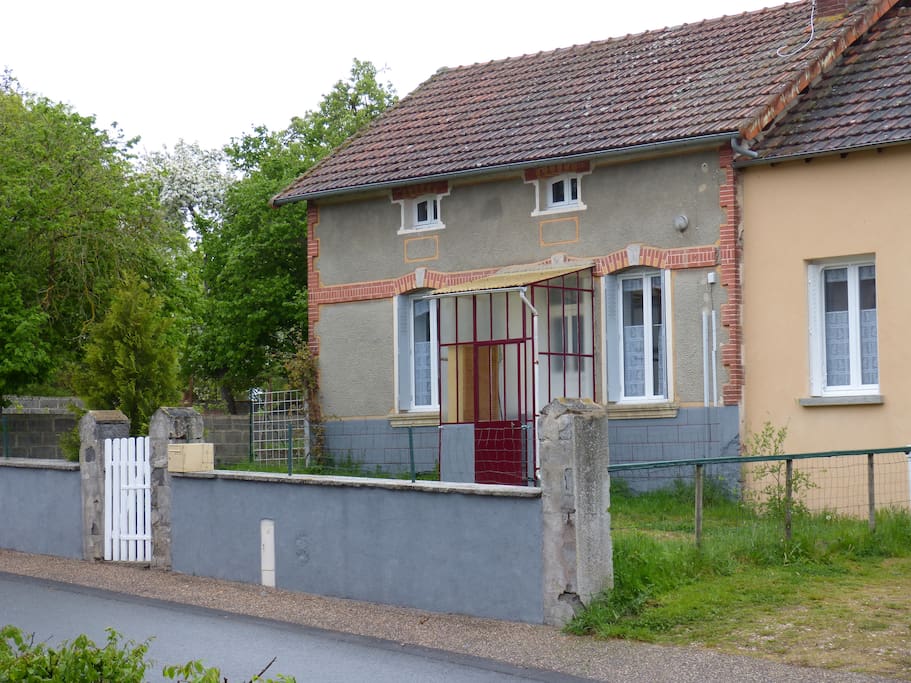 maison, sa cour, sa verranda