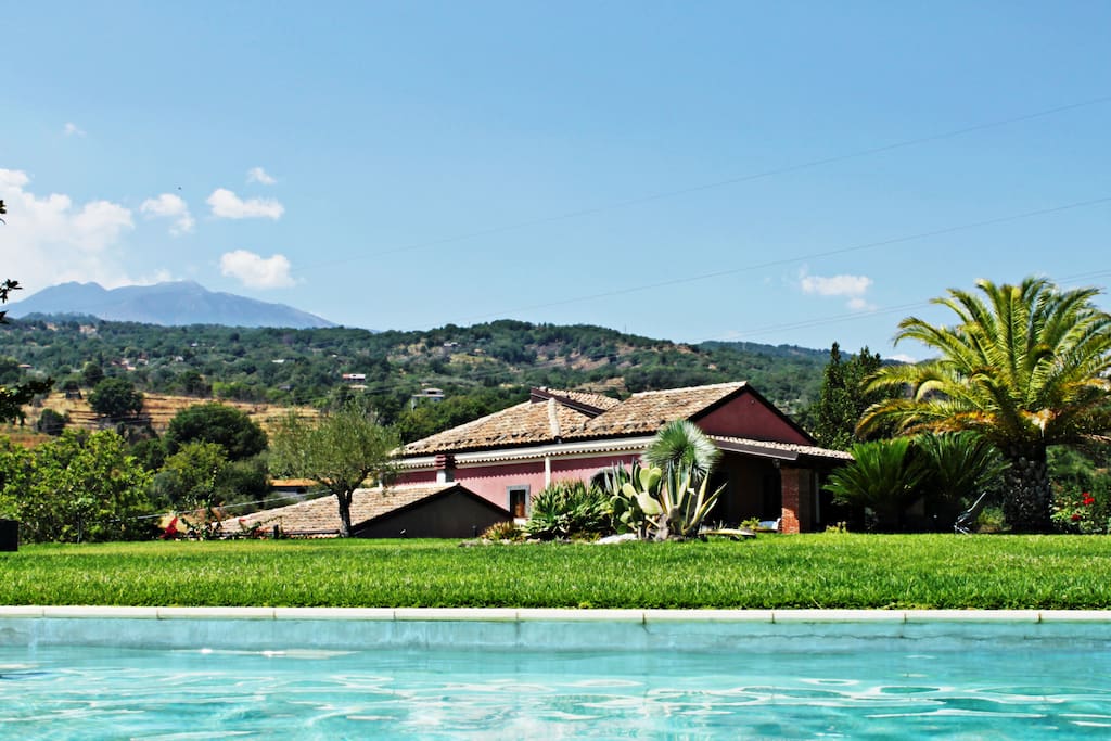 casa vista dalla piscina