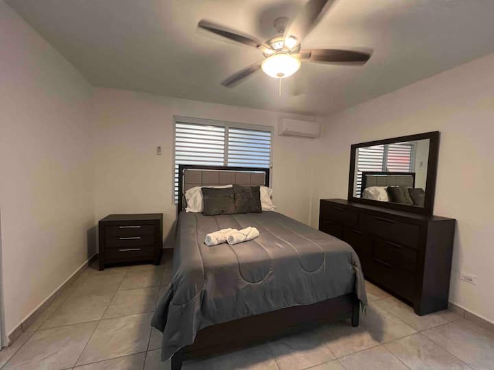 Stanza 3 Piano 
terra padronale 
Letto matrimoniale (2 persone) 
Armadio 
A/C
ha un bagno privato 