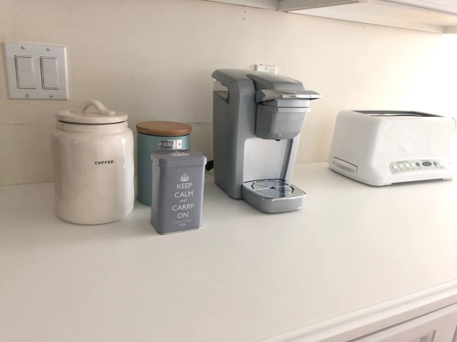 Keuring single serve, with complimentary coffee pods, tea and sugar to enjoy!