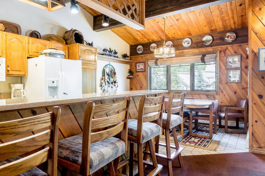 Enjoy morning breakfast and coffee at the 4-person kitchen bar.