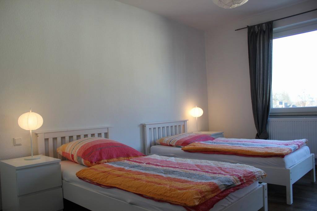 Schlafzimmer mit zwei Einzelbetten