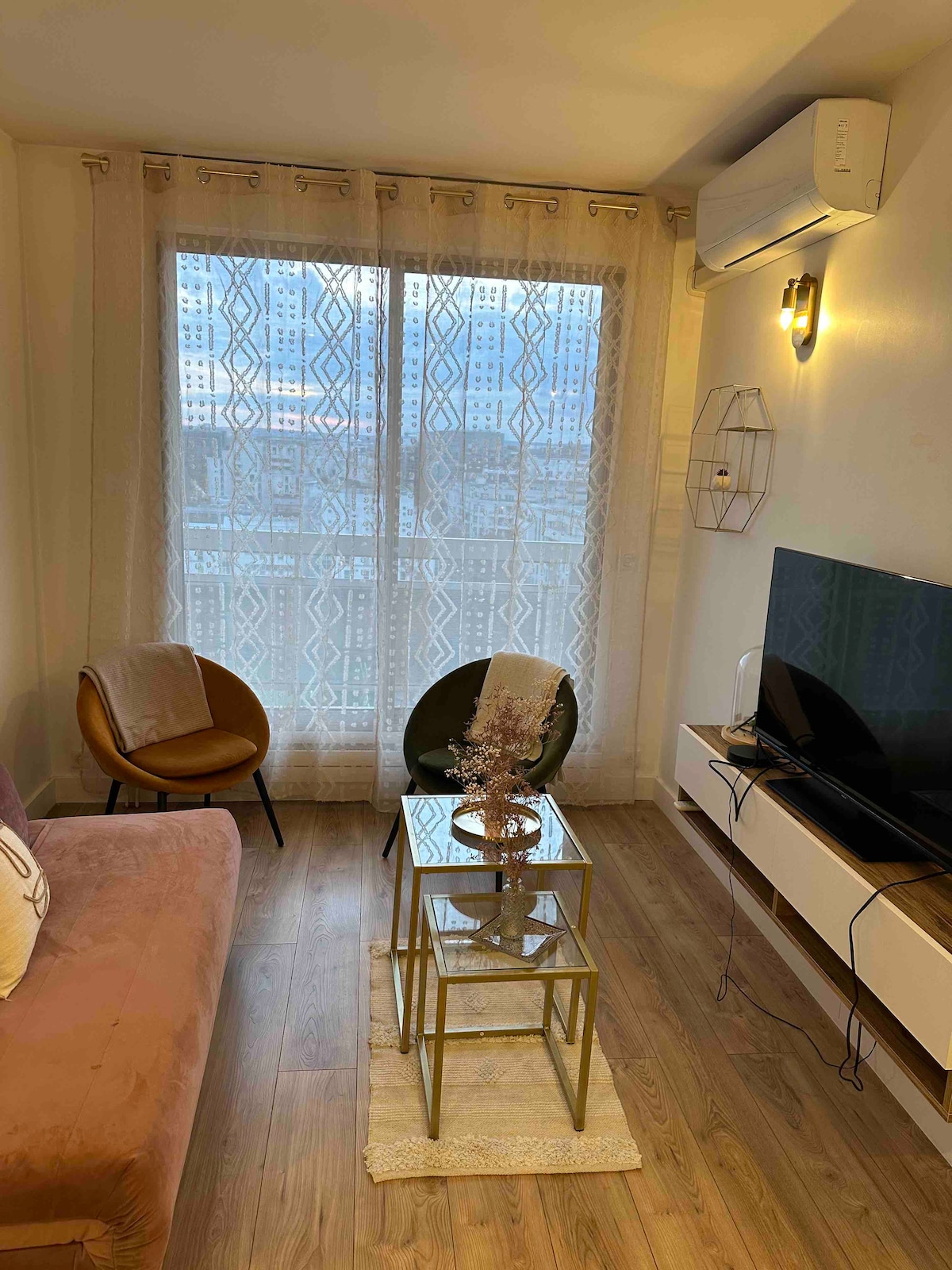 Annonce Airbnb populaire: 3 rooms with Eiffel Tower & La Défense view à Levallois Perret