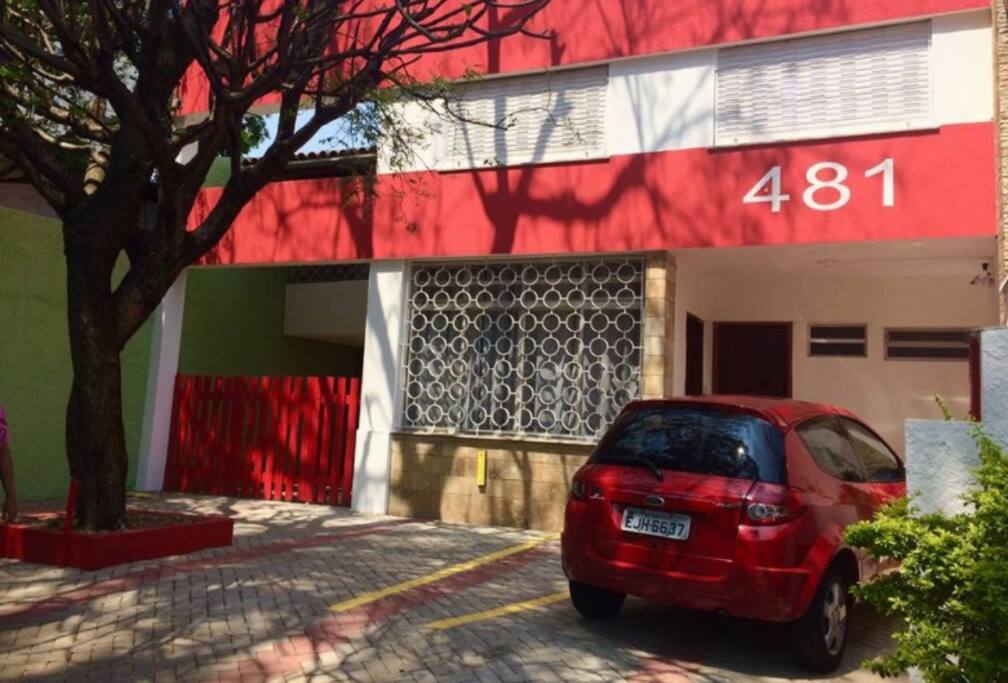Fachada da Casa na Rua Caravelas, 481, ao lado do Parque do Ibirapuera.