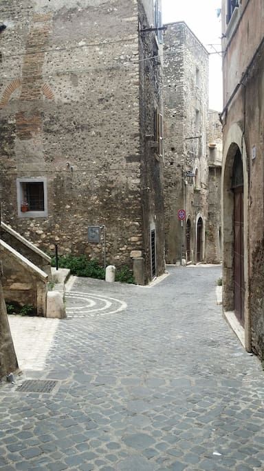 Il portone davanti alla Chiesa di Santo Stefano ai Ferri