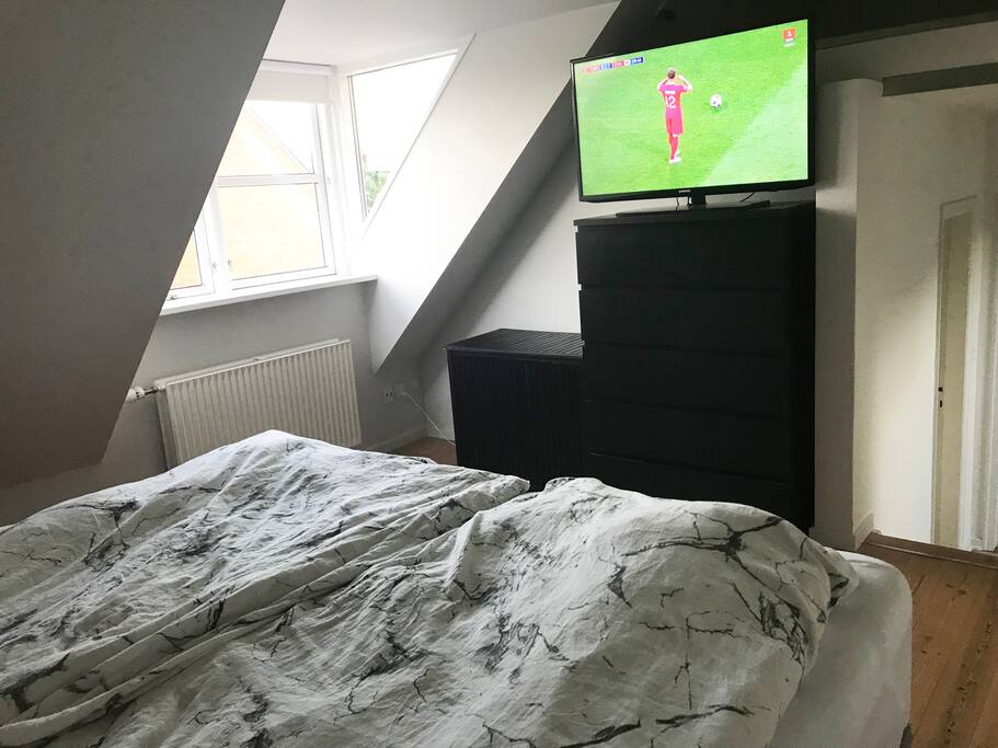 Bedroom with 180 cm bed and TV