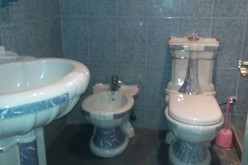 Salle de bains avec cabine de douche