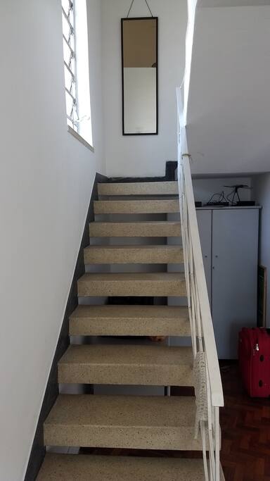 escada para os quartos e banheiro