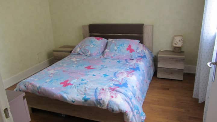 ห้องนอนที่ 2 พร้อมเตียง 140 ตู้ลิ้นชัก 3 ลิ้นชักตู้เสื้อผ้าและโต๊ะข้างเตียง 2 ตัว