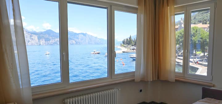 Მეორე საძინებელი 2 ერთადგილიანი საწოლით სამუშაო მაგიდით, რომელიც ტბის ჩრდილოეთით გადაჰყურებს