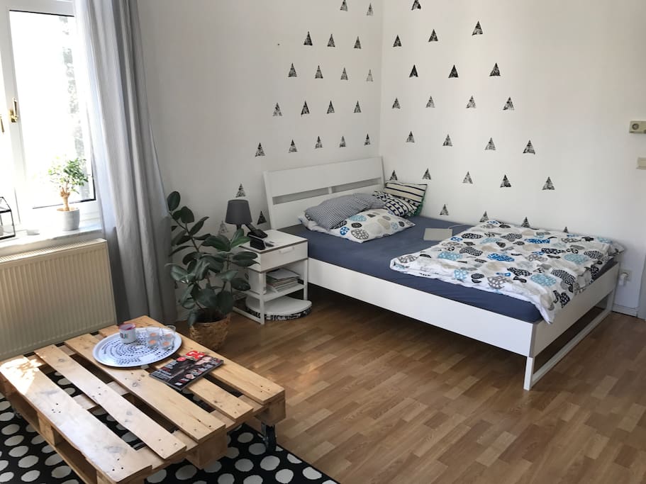 Schlafbereich mit gemütlichem Bett