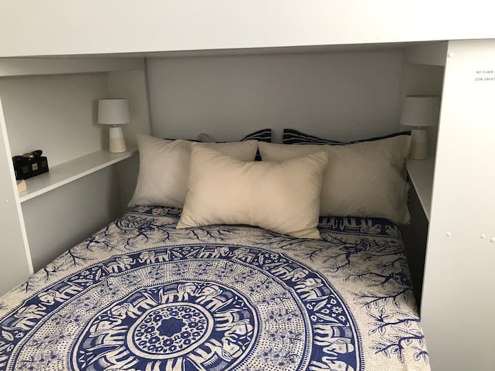 Dormitorio secundario con cama dos plazas y una cama plaza y media en mezzanine 