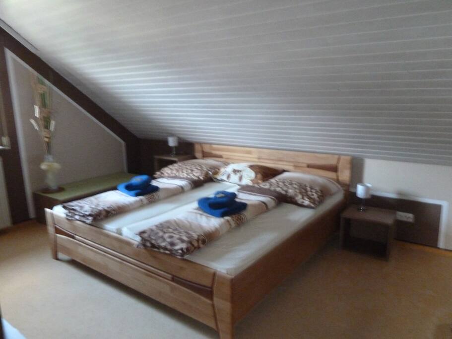 Schlafzimmer 1
großes Doppelbett