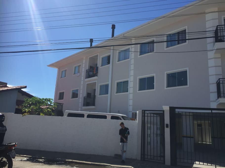 Fachada do apartamento moderno e aconchegante