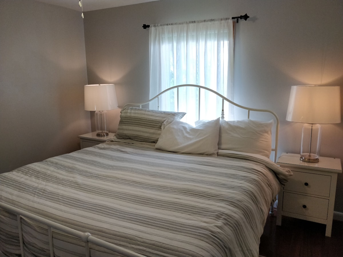 Upokojujúce tienidlá sivej a bielej v tretej spálni s romantickou, železnou posteľou a ladiacimi nočnými stolíkmi.  V tejto izbe je tiež televízor s rokom (pre vaše vlastné účty s prehliadkou televízora). 