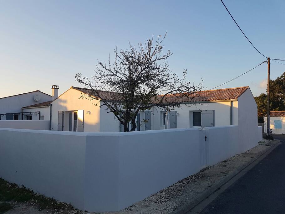 La terrasse et le jardin arrière sont clos et parfaits pour les enfants