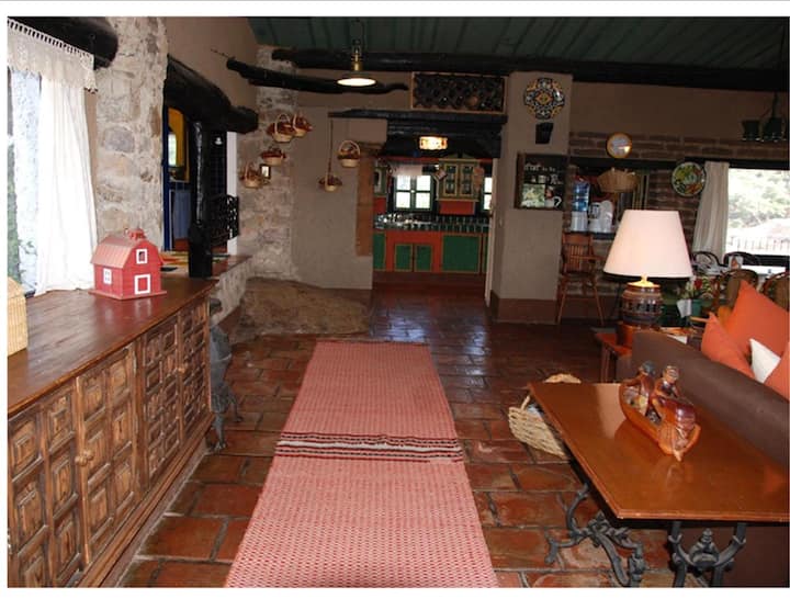  влез во куќата. Позади, во кујната.