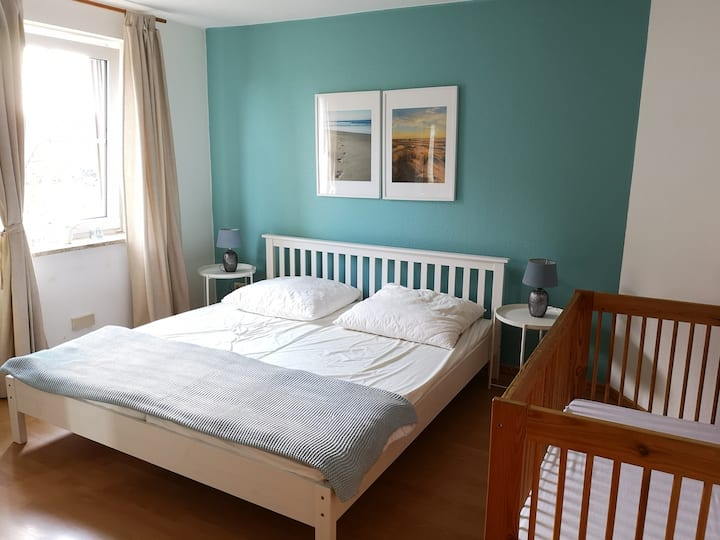 غرفة النوم 1 (غرفة النوم الرئيسية) مع سرير لقليل من السعادة