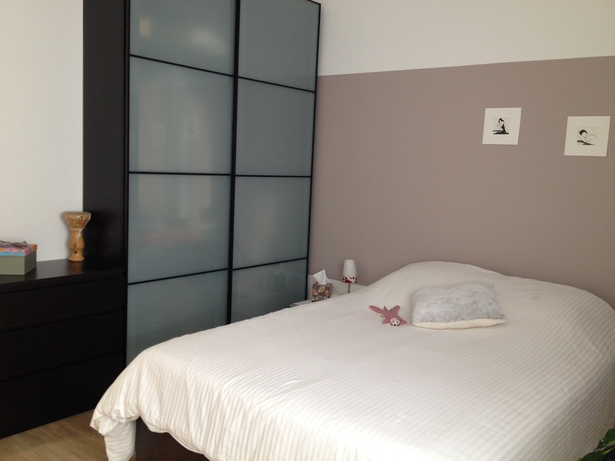 140厘米床。壁挂电视。