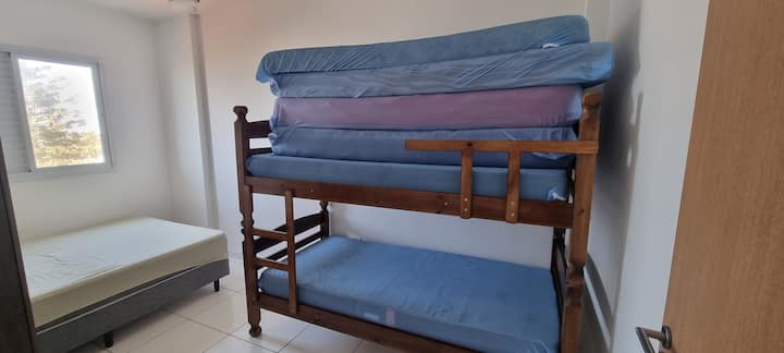 КУТИЯ ЗА СПАЛНЯ И ДВУЕТАЖНО ЛЕГЛО И ОЩЕ 4 ЕДИНИЧНИ МАТРАКА.