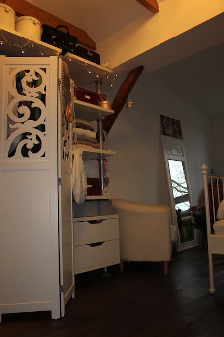 Erste Tür links: das Schlafzimmer...