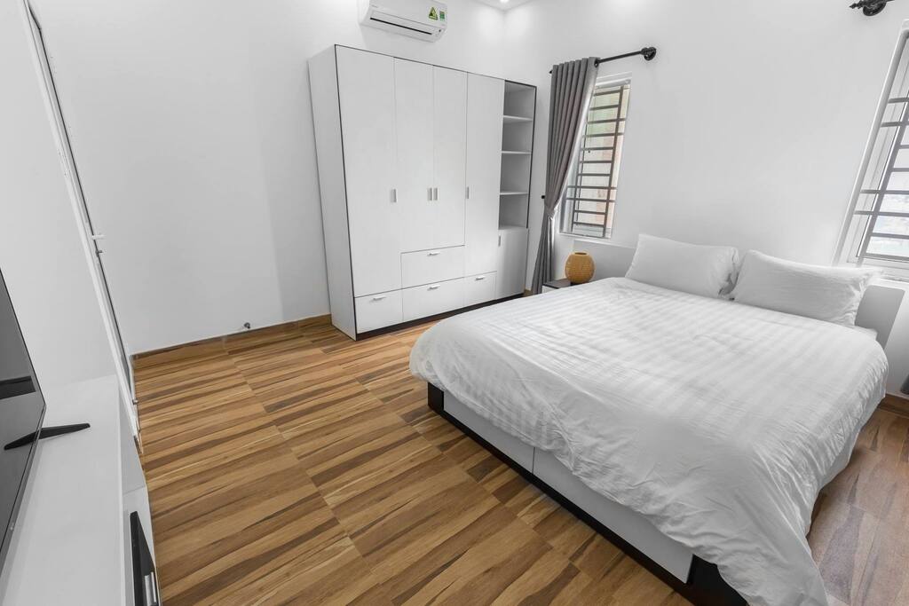"Leon is the most responsive Airbnb host I've ever worked with. He is extremely responsive and pretty flexible based on your needs." - Mike (USA - April 2017)