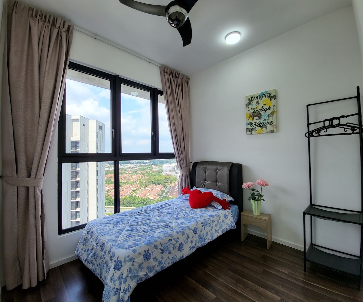 宽敞的中间卧室，风景优美