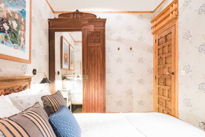 Stroll to the Royal Palace from a Charming Central Apartment gallery image 2