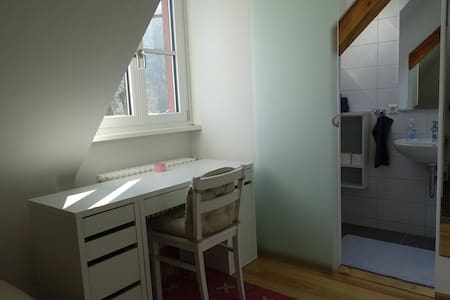 Helles Zimmer mit eigenem Bad