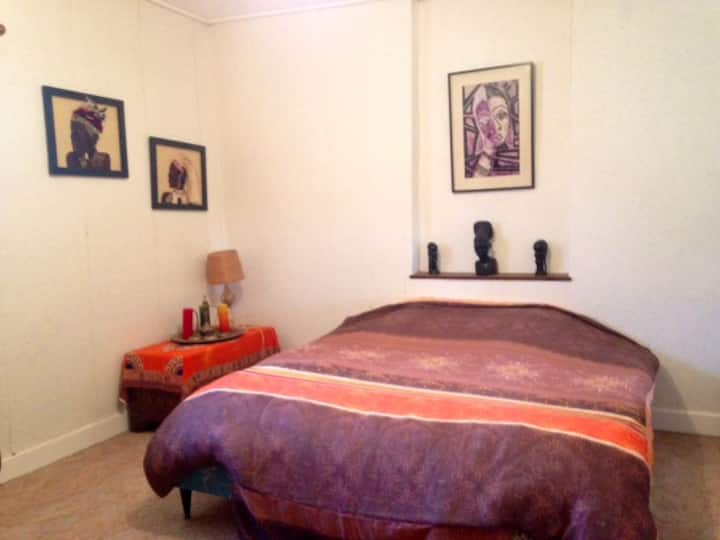غرفة النوم 3- Chambre Africanaine
هنا  مرتب بسرير بحجم كبير.