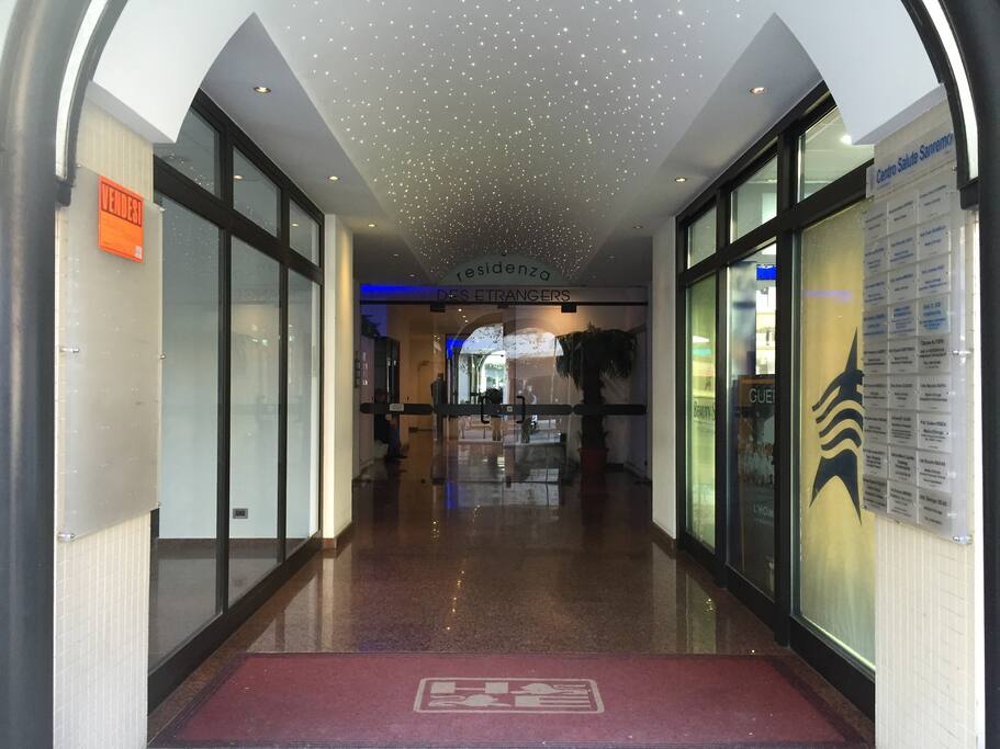 Hall del condominio con portiere