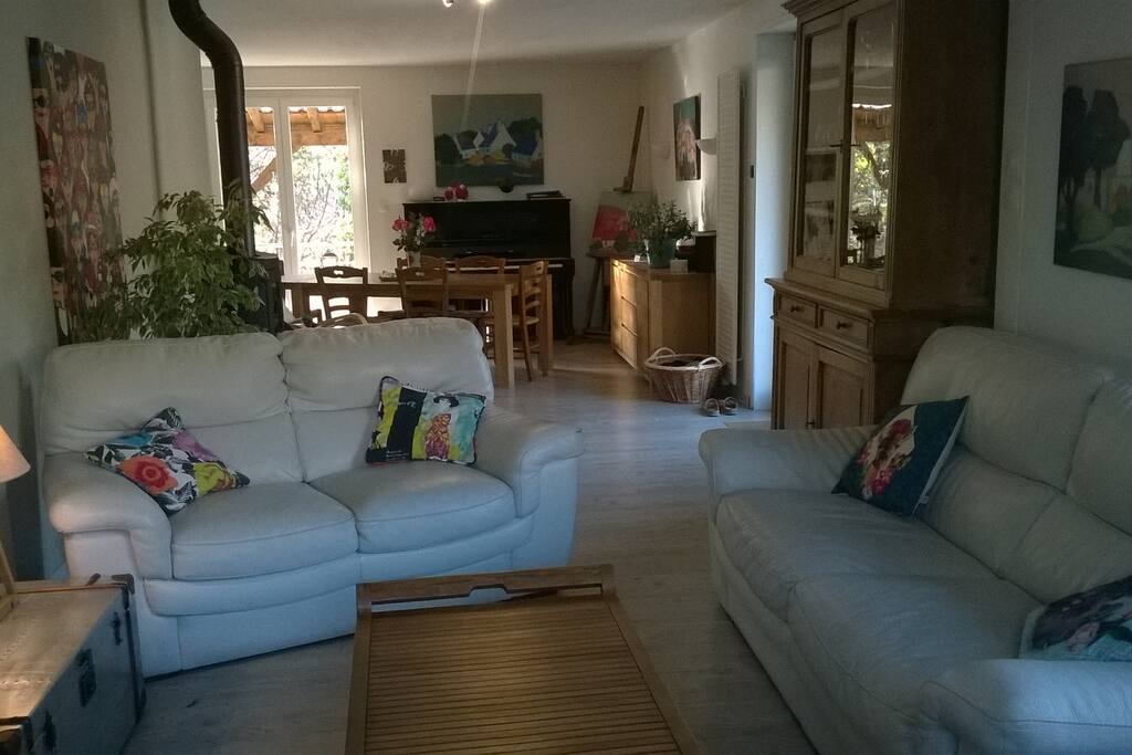 Le Salon chaleureux et confortable.