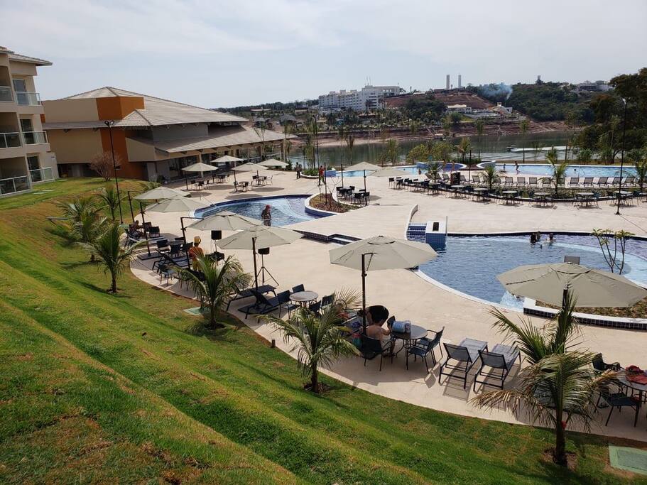 ÁREA DAS PISCINAS E LAGO CORUMBÁ AO FUNDO