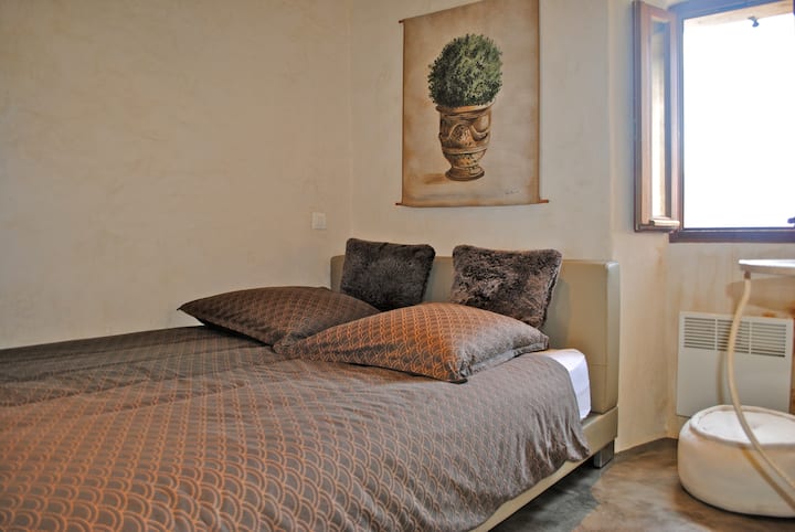 Spavaća soba na katu, bračni krevet 140x200 s pogledom na planine i jezero Reginu.