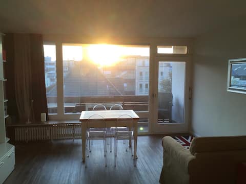 Central, bright & quiet w balcony