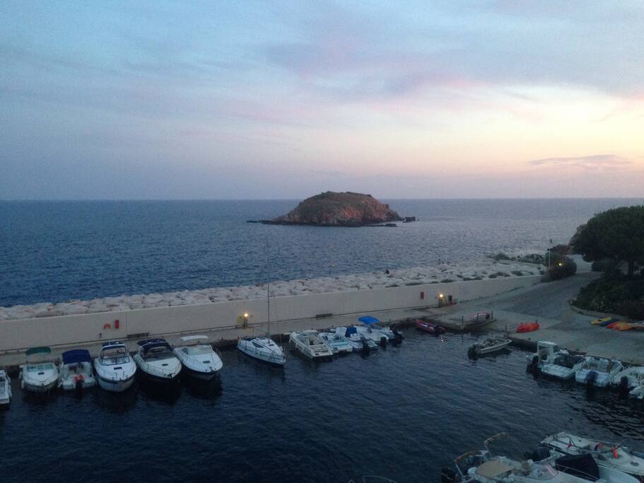 Vue de l'appartement vers la zone de baignade, port privé.