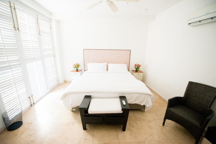 Ეს არის უმცროსი ფლიგელი ნომერი 5.
Მასში არის პატარა მისაღები ოთახი, ცალკე სააბაზანო და დიდი ზომის საწოლი. Ამ ოთახიდან იშლება აუზი.