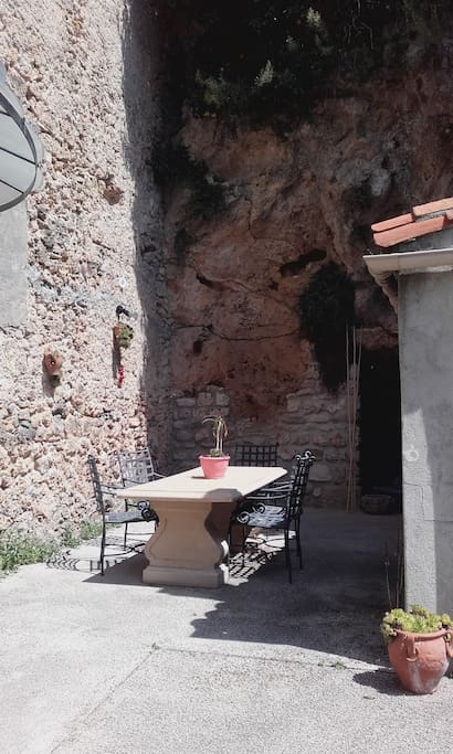 La cour côté terrasse