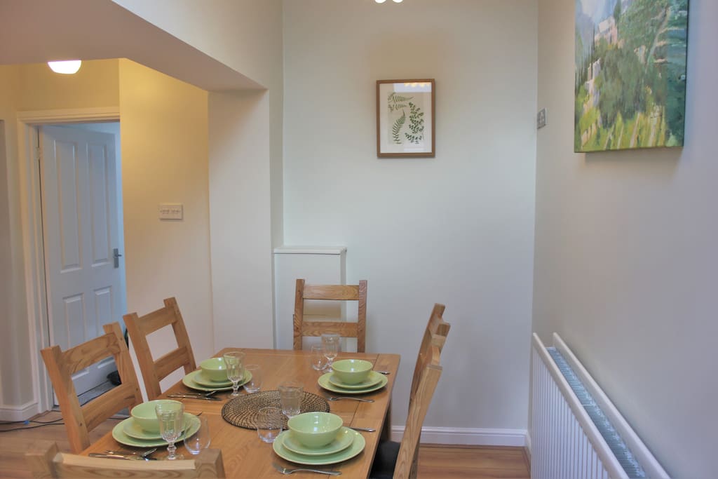 dining area with seating space for up to six people