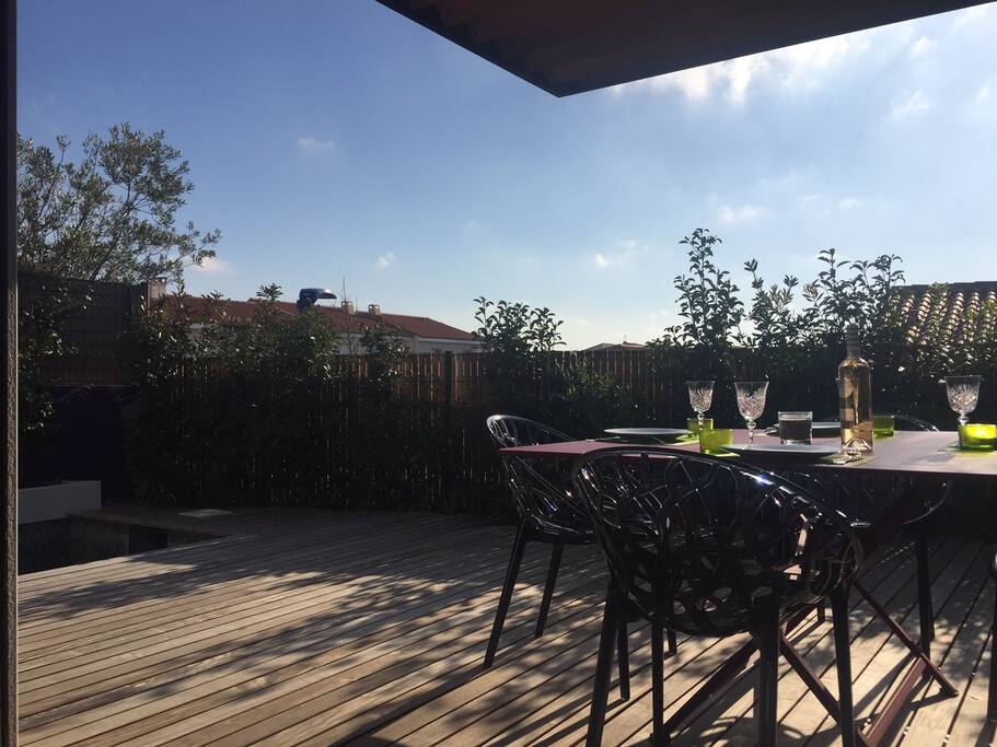 Terrasse sud en bois - vue dégagée