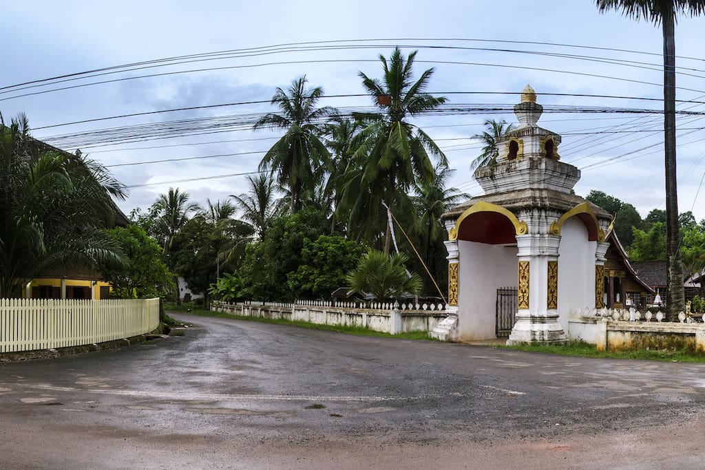 House and Wat Phan Luang