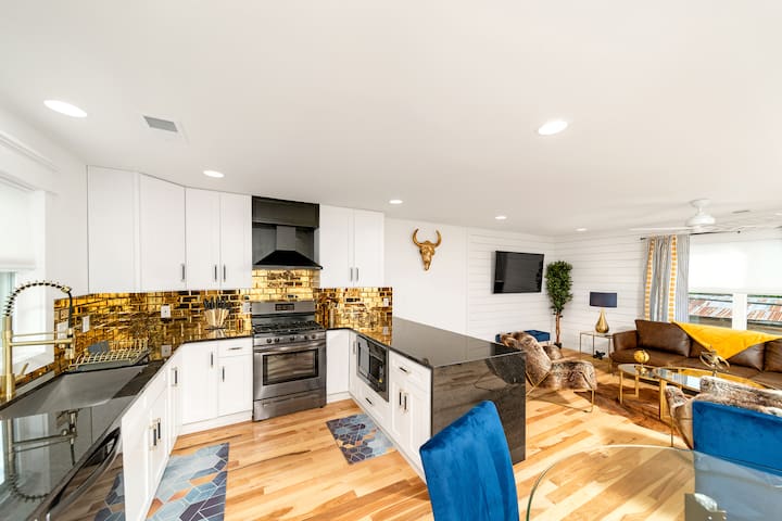 City Hideaway with Stunning Rooftop Escape #4