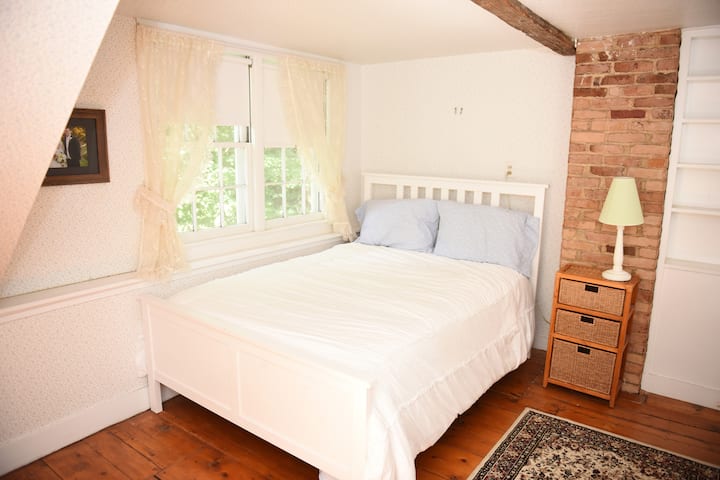 Spálňa 2 - Spálňa na poschodí s dvoma oddelenými posteľami a jednou manželskou posteľou.