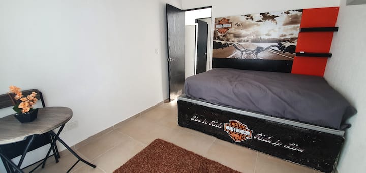 ห้องนอนรองพร้อมระเบียงและเตียงจิงโจ้ 