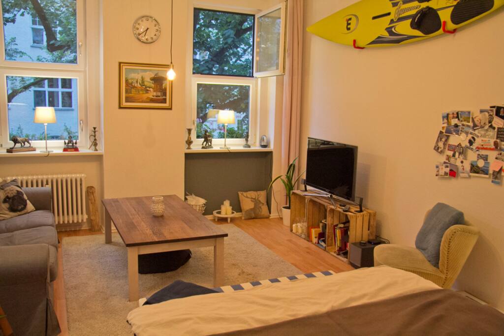 Wohn- und Schlafzimmer mit Blick nach draußen.