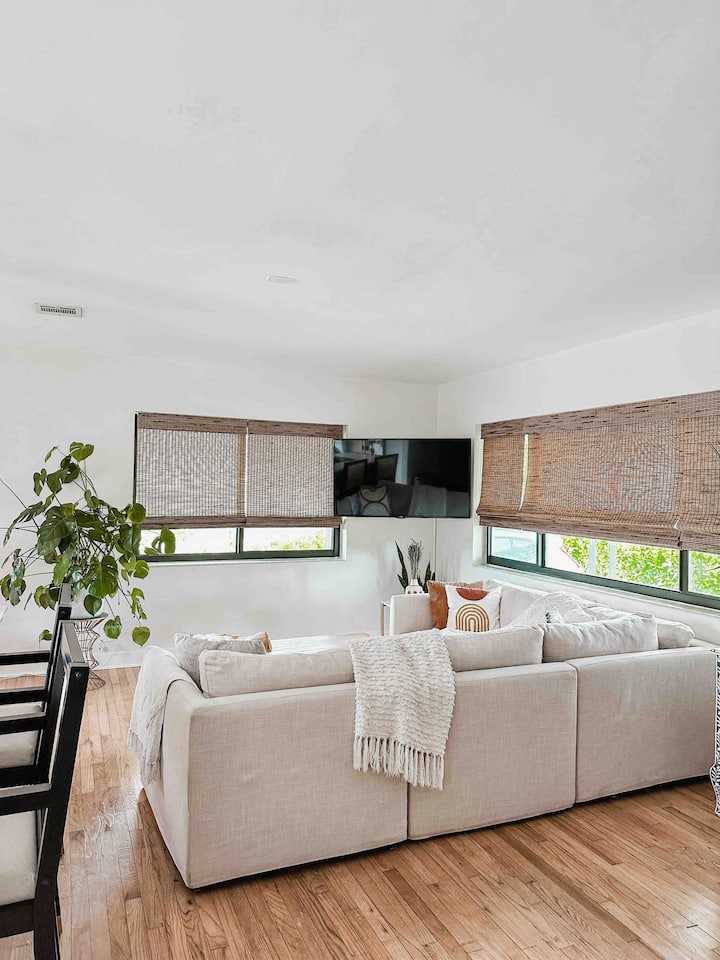 Stylish Luxe Home In West Palm Beach! - West Palm Beach, FL