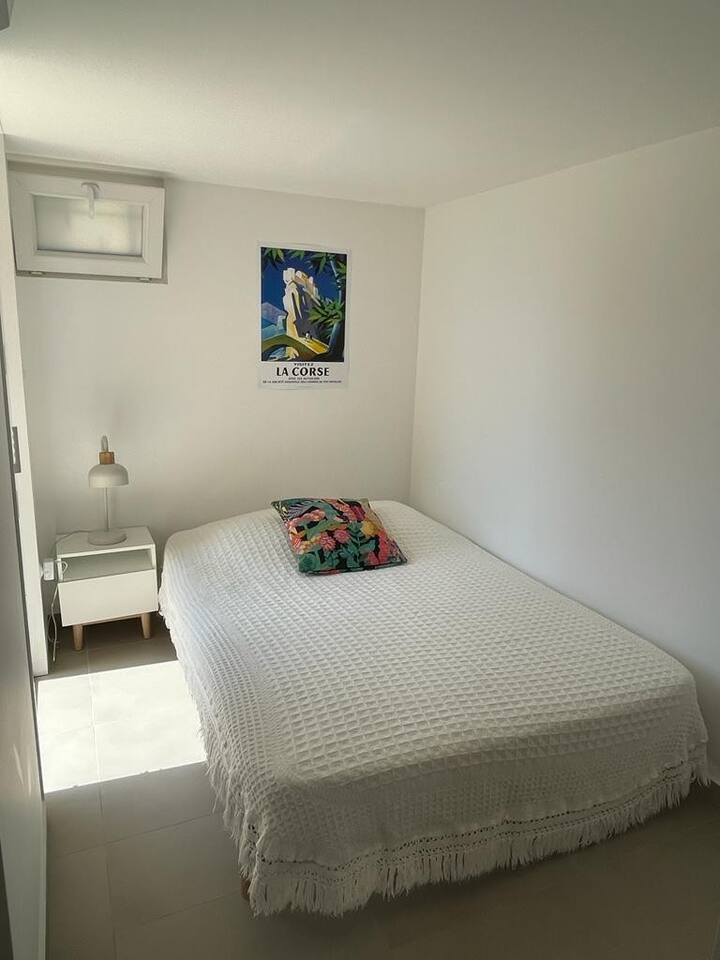 חדר שינה של הסטודיו הצמוד בקומת הגן 