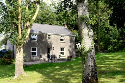 The Folly: A charming, secluded waterside cottage.