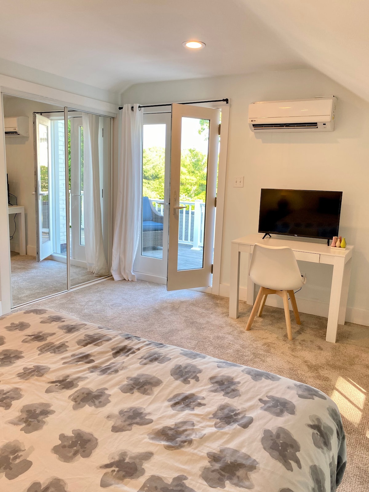 Balkón mimo spálne so stoličkami na terase a skvelým výhľadom na záhradu. Ideálne miesto na rannú kávu a natiahnutie 