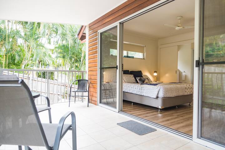 CENTRAL AIRLIE, QUIET WITH EN-SUITE, BALCONY, WIFI